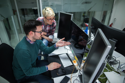 circular technik mann arbeitet an computer